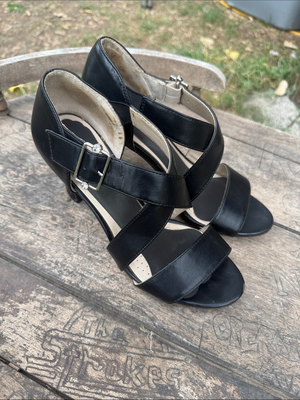 Foot petals leather sandals